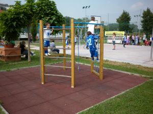 I bambini si arrampicano