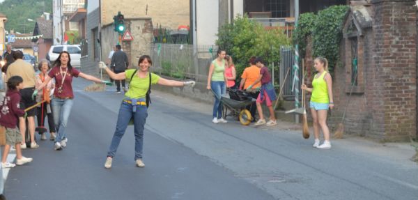 Tutti partecipano alla pulizia della strada, fare click per ingrandire Pulizie prima del palio